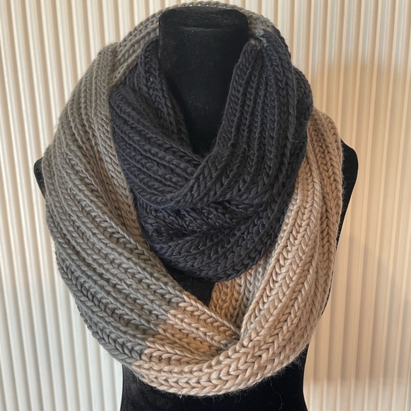 Chunky Knit Beige Gray Infinity Black Scarf - Picture 6 of 7